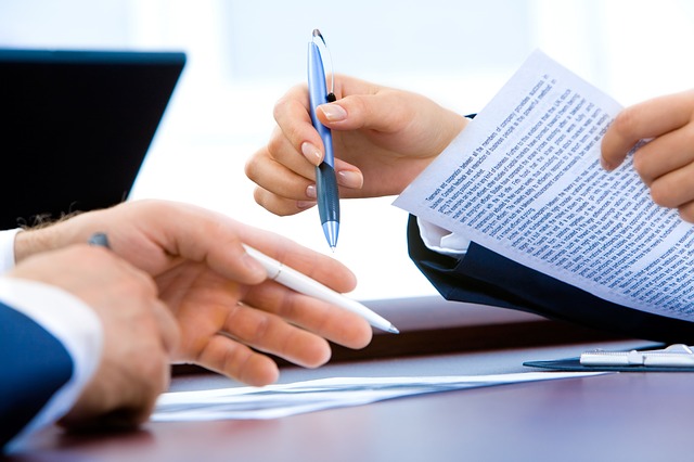 La résiliation judiciaire du contrat de travail doit être prononcée, même en cas de régularisation des manquements de l’employeur, si celle-ci est postérieure au licenciement (02/03/2022)